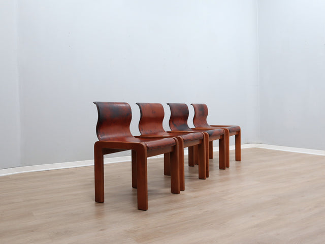 Set of 4 Afra & Tobia Scarpa 1970s chairs in curved wood and leather. Set 4 sedie Scarpa legno e cuoio. Chaises vintage cuir et bois. Scarpa Stühle Leder und Holz.