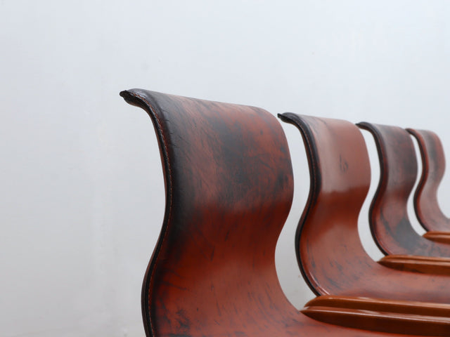 Detail of authentic leather patina and curved wood backrest by Afra & Tobia Scarpa. Dettaglio patina cuoio originale. Détail patine cuir d'origine. Originale Lederpatina Detail.