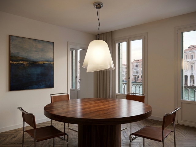 Lamperti Giglio lamp showing the double-dome light diffusion effect. lampada sospesa vintage Giglio Lamperti lumière suspension Murano.