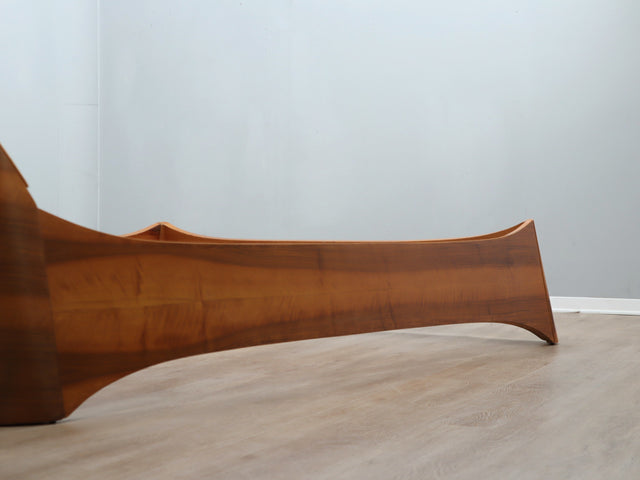 1970s curved walnut bed frame with storage: letto noce anni 70, lit vintage noyer, italienisches Designerbett, cama de nogal con almacenaje.