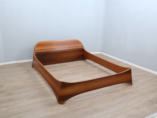 1970s curved walnut bed frame with storage: letto noce anni 70, lit vintage noyer, italienisches Designerbett, cama de nogal con almacenaje.