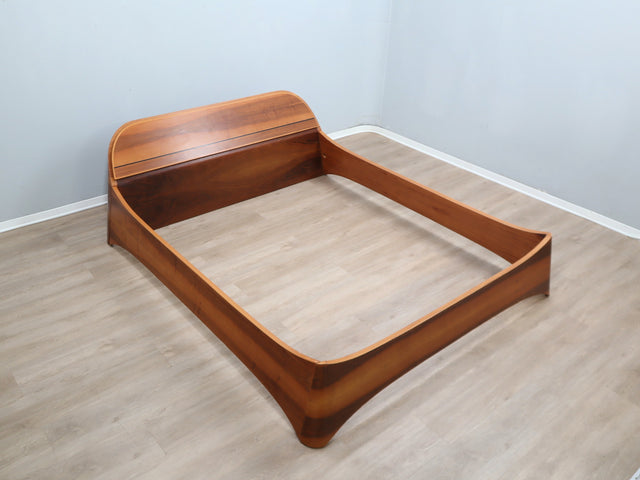 1970s curved walnut bed frame with storage: letto noce anni 70, lit vintage noyer, italienisches Designerbett, cama de nogal con almacenaje.