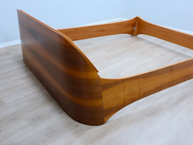 1970s curved walnut bed frame with storage: letto noce anni 70, lit vintage noyer, italienisches Designerbett, cama de nogal con almacenaje.