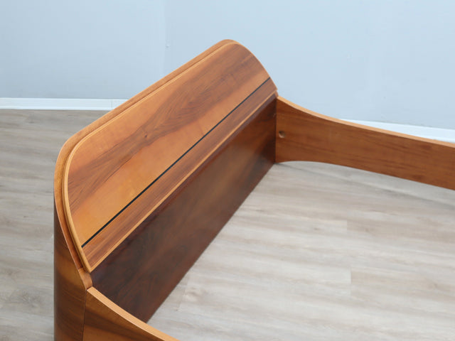 1970s curved walnut bed frame with storage: letto noce anni 70, lit vintage noyer, italienisches Designerbett, cama de nogal con almacenaje.