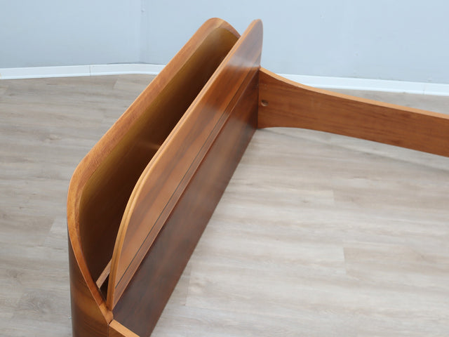 1970s curved walnut bed frame with storage: letto noce anni 70, lit vintage noyer, italienisches Designerbett, cama de nogal con almacenaje.