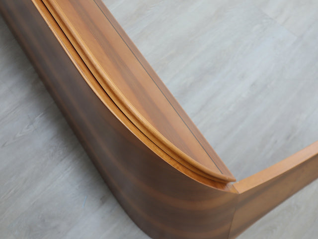 1970s curved walnut bed frame with storage: letto noce anni 70, lit vintage noyer, italienisches Designerbett, cama de nogal con almacenaje.