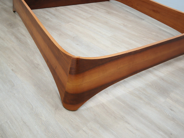 1970s curved walnut bed frame with storage: letto noce anni 70, lit vintage noyer, italienisches Designerbett, cama de nogal con almacenaje.