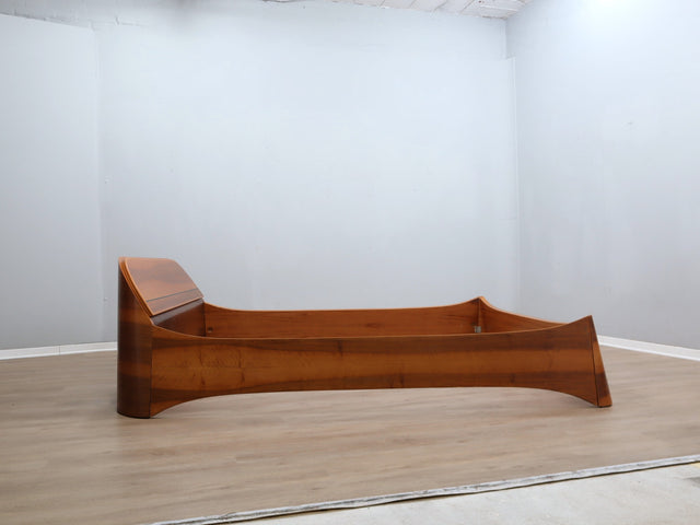 1970s curved walnut bed frame with storage: letto noce anni 70, lit vintage noyer, italienisches Designerbett, cama de nogal con almacenaje.