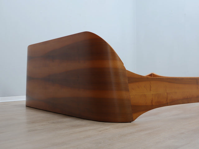 1970s curved walnut bed frame with storage: letto noce anni 70, lit vintage noyer, italienisches Designerbett, cama de nogal con almacenaje.