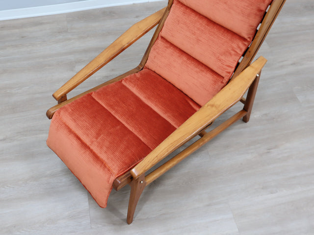 Model 811 Lounge Chair, designed in the 1950s by the Studio Tecnico Cassina in Meda, Italy. This rare example perfectly expresses the harmony between Italian rationalist design and timeless comfort.