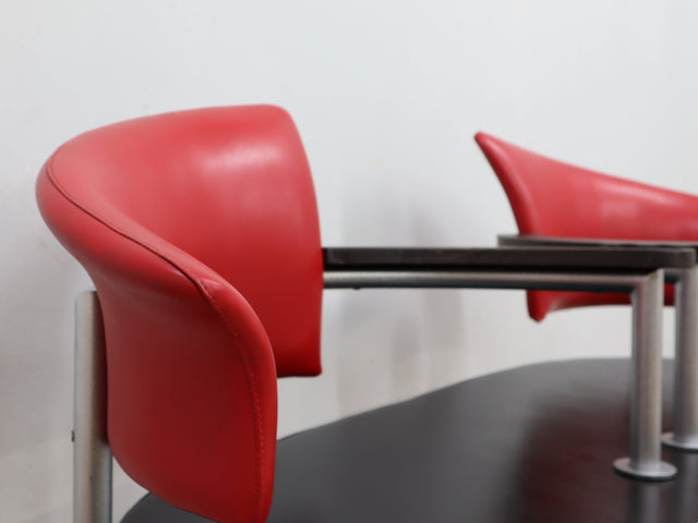 Post-modern Italian bench: 90s design panca rossa/nera, banc vintage métal/bois, Memphis style seating, dekorative Sitzbank für Sammler.