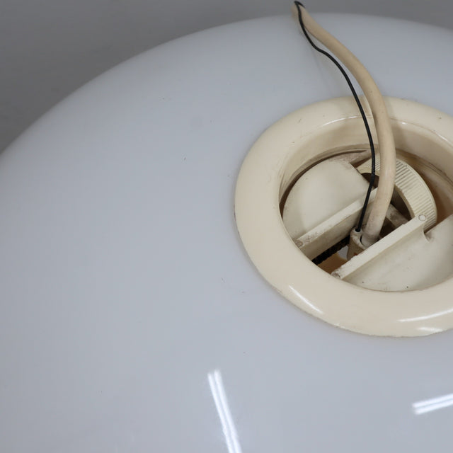 1960s Flos Black & White pendant lamp by Castiglioni in opaline glass and aluminum. Suspension Flos Castiglioni. Castiglioni Flos Hängeleuchte.