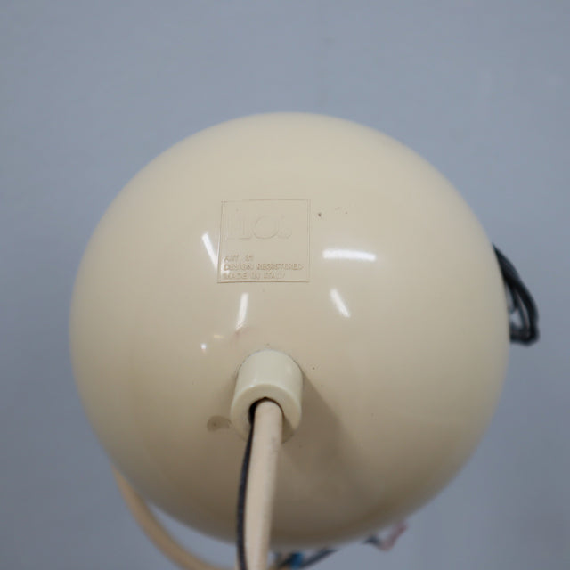 1960s Flos Black & White pendant lamp by Castiglioni in opaline glass and aluminum. Suspension Flos Castiglioni. Castiglioni Flos Hängeleuchte.