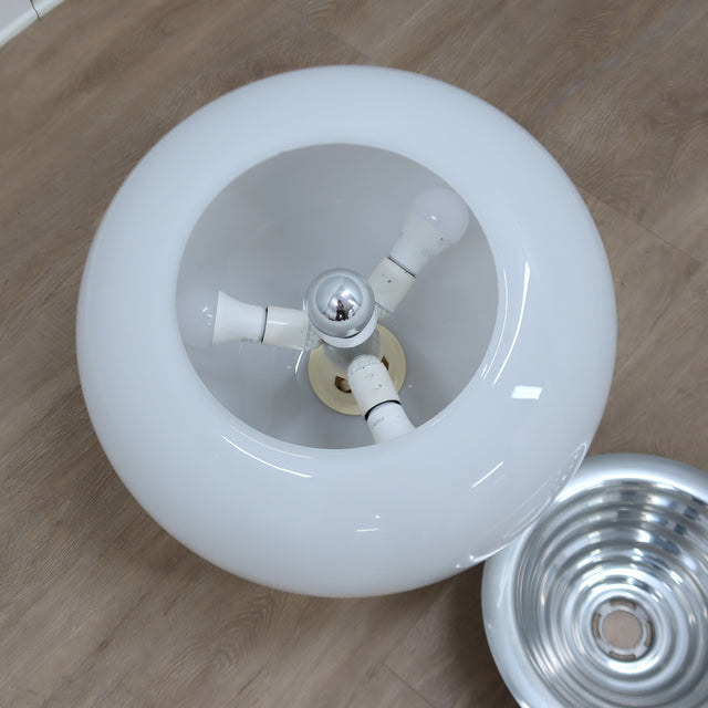 1960s Flos Black & White pendant lamp by Castiglioni in opaline glass and aluminum. Suspension Flos Castiglioni. Castiglioni Flos Hängeleuchte.