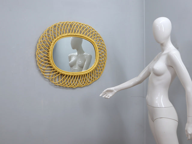 1960s yellow wicker mirror by Franco Albini for Bonacina. Albini Rattanspiegel, espejo Albini amarillo, miroir rotin Albini, specchio Albini giallo