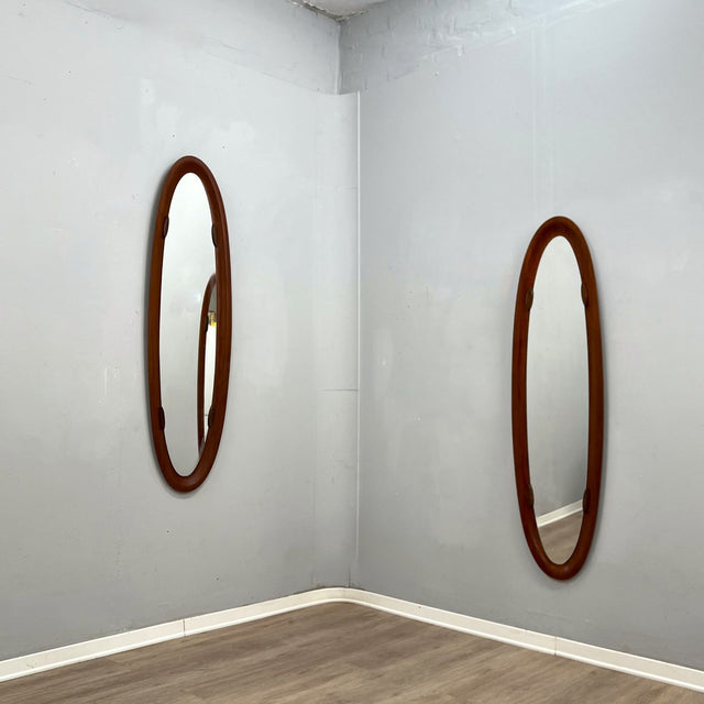 Campo e Graffi 1960s oval teak mirror, shell shape with circular mid-point accents. Totally restore, excellent condition. Unique vintage mirror commands attention.