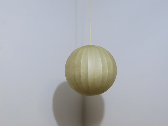 1970s Italian Cocoon globe pendant lamp with teak wood details. Lampadario Cocoon anni 70. Suspension vintage Italienische Kugellampe.