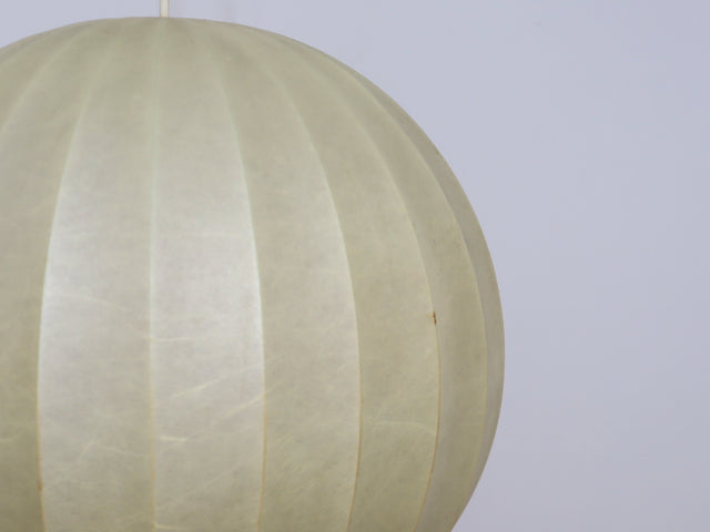 1970s Italian Cocoon globe pendant lamp with teak wood details. Lampadario Cocoon anni 70. Suspension vintage Italienische Kugellampe.