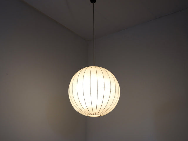 1970s Italian Cocoon globe pendant lamp with teak wood details. Lampadario Cocoon anni 70. Suspension vintage Italienische Kugellampe.
