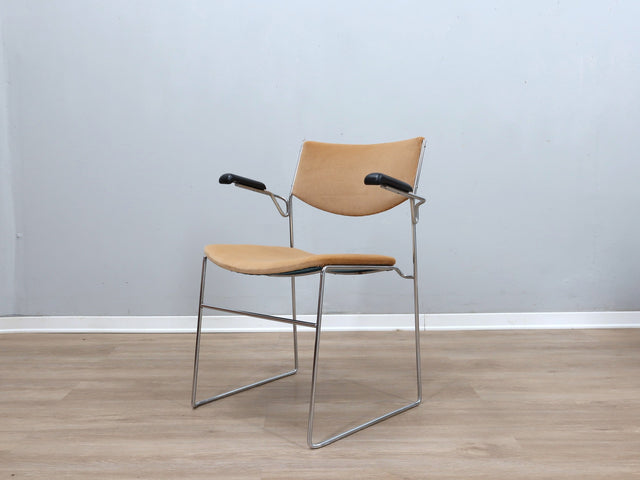 Set of 12 late 1970s Elam armchairs in chrome and new beige velvet. Set 12 sedie impilabili Elam. Chaises empilables design italien. Stapelbare Elam Stühle.