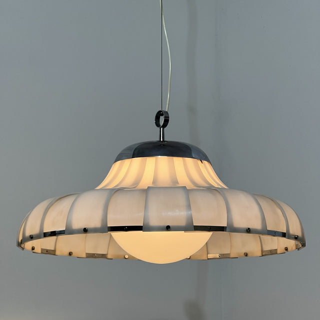 iGuzzini Meblo pendant lamp. Lampada a sospensione anni 60 acrilico e vetro. Suspension vintage space age. Mid-century modern chandelier.