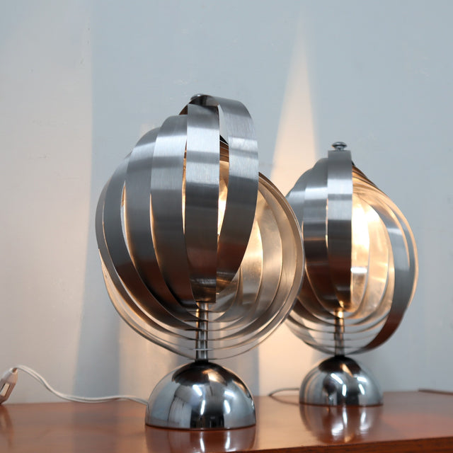 Paire de lampes de table spirales cinétiques Henri Mathieu des années 1970 en acier brossé et socle chromé allumées