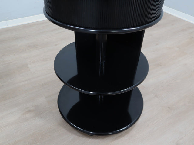 Pair of 1980s black lacquered nightstands with rotational ABS drawers. Nachttische Schwarz, mesitas negras, chevets noirs, comodini neri Takahama