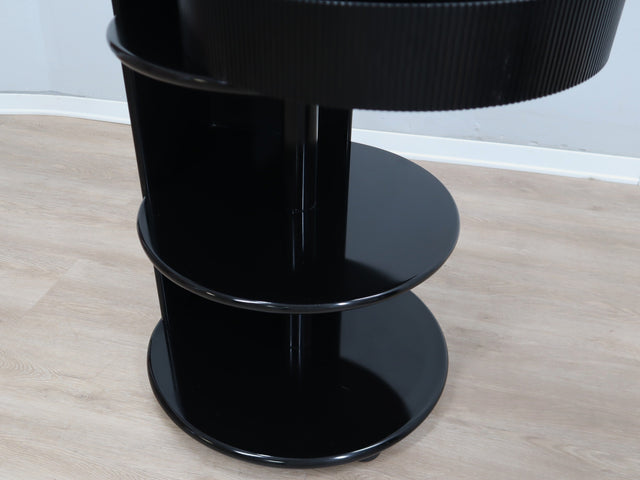 Pair of 1980s black lacquered nightstands with rotational ABS drawers. Nachttische Schwarz, mesitas negras, chevets noirs, comodini neri Takahama