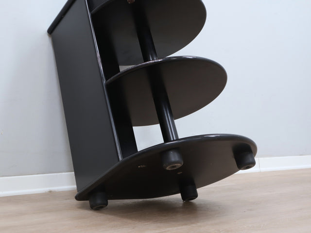 Pair of 1980s black lacquered nightstands with rotational ABS drawers. Nachttische Schwarz, mesitas negras, chevets noirs, comodini neri Takahama