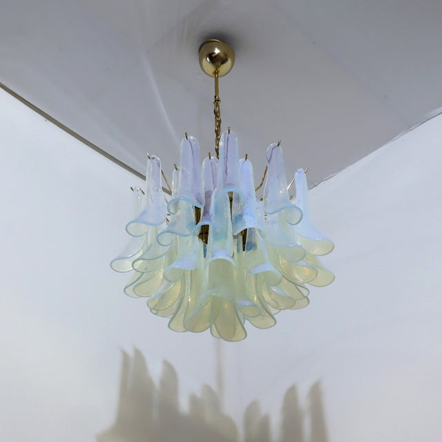 1980s La Murrina chandelier featuring light blue iridescent hand-blown Murano glass petals Lustre avec pétale en verre de Murano