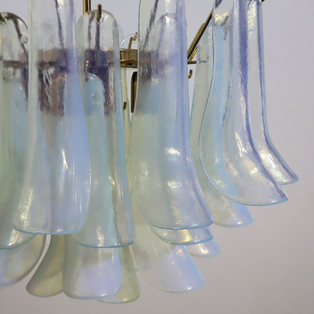 1980s La Murrina chandelier featuring light blue iridescent hand-blown Murano glass petals Lustre avec pétale en verre de Murano