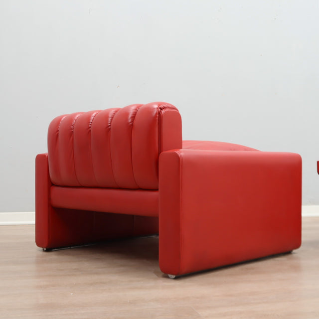1970s Luigi Massoni for Poltrona Frau red leather lounge chair with storage ottoman. Fauteuil de chambre en cuir rouge années 70