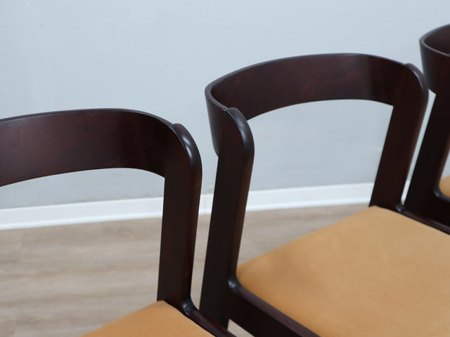 Six 1970s Italian mahogany chairs with golden velvet seats; chaises en acajou et velours; sedie vintage in mogano e velluto; Mahagoni Samt Stühle.