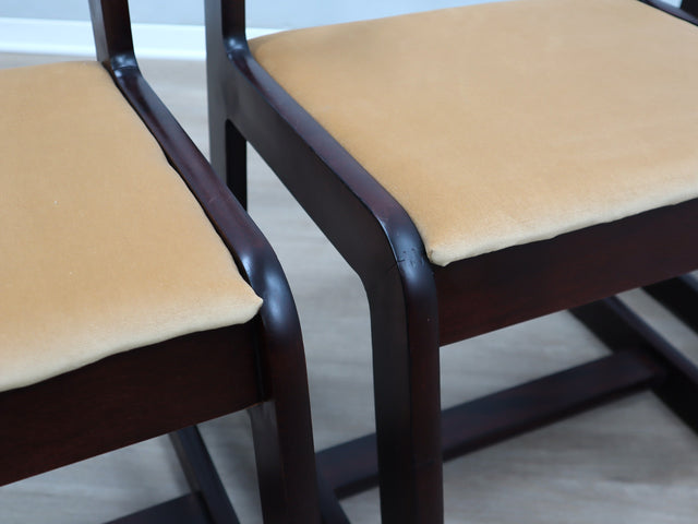 Six 1970s Italian mahogany chairs with golden velvet seats; chaises en acajou et velours; sedie vintage in mogano e velluto; Mahagoni Samt Stühle.