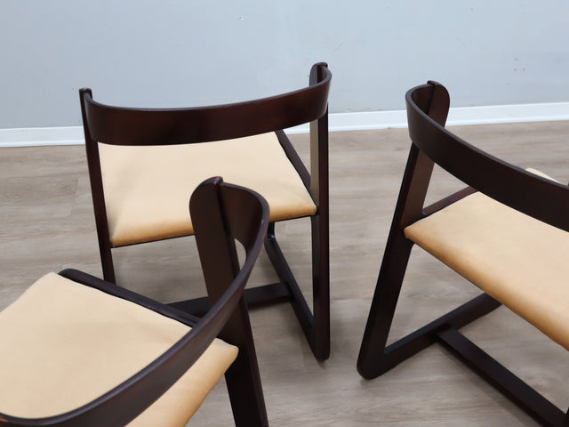 Six 1970s Italian mahogany chairs with golden velvet seats; chaises en acajou et velours; sedie vintage in mogano e velluto; Mahagoni Samt Stühle.