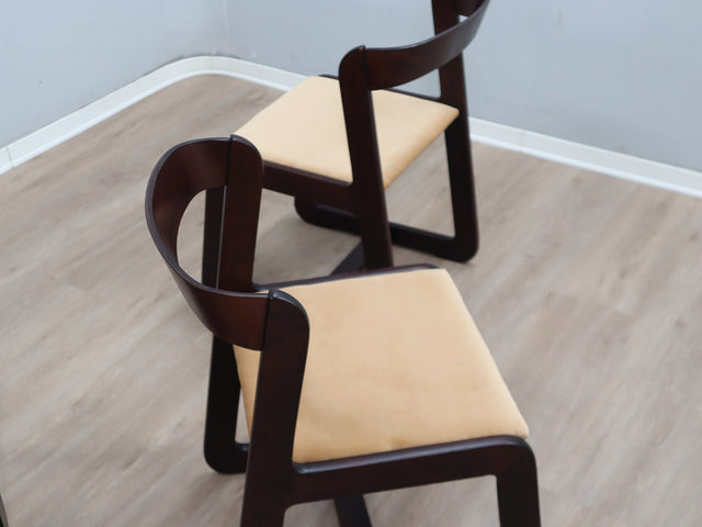Six 1970s Italian mahogany chairs with golden velvet seats; chaises en acajou et velours; sedie vintage in mogano e velluto; Mahagoni Samt Stühle.