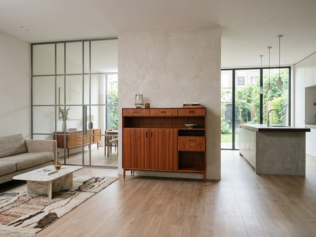 Restored 1960s Italian Teak Highboard: vintage buffet italiano in teak con piedi in ottone, Mid-Century Teak Schrank, aparador años 60, enfilade.