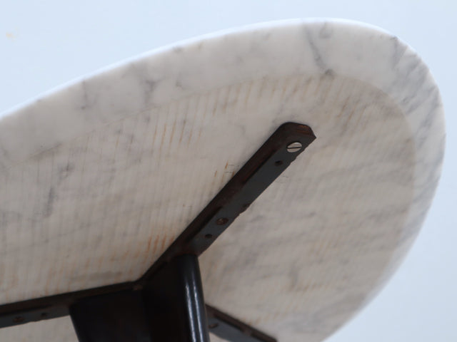 1950s Italian organic tripod coffee table, ebonized wood base, hand-shaped Carrara marble. Tavolino vintage marmo bianco. Couchtisch Marmor Design.