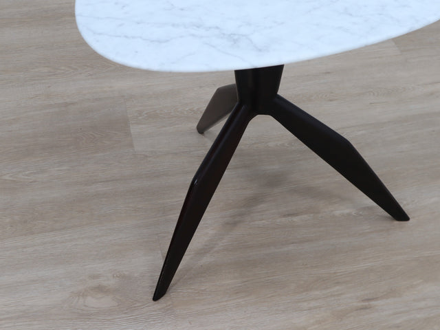 1950s Italian organic tripod coffee table, ebonized wood base, hand-shaped Carrara marble. Tavolino vintage marmo bianco. Couchtisch Marmor Design.