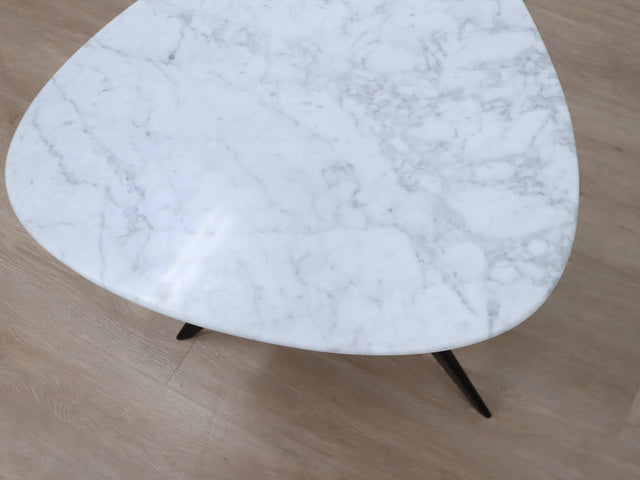 1950s Italian organic tripod coffee table, ebonized wood base, hand-shaped Carrara marble. Tavolino vintage marmo bianco. Couchtisch Marmor Design.