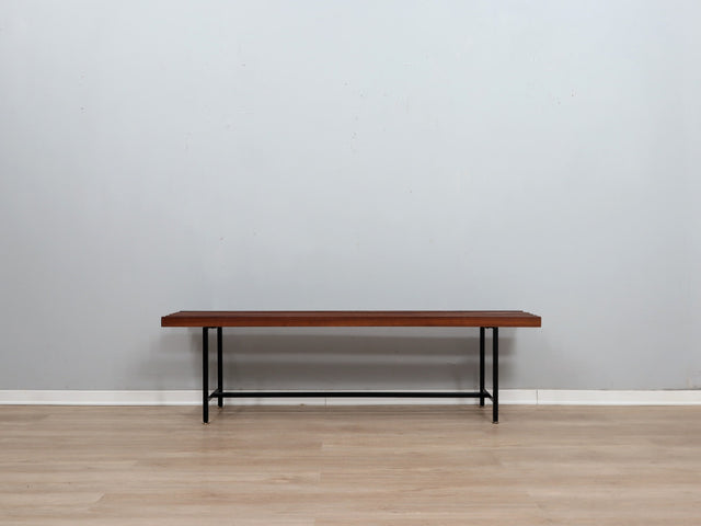 1950s teak slatted bench: panchetta vintage in teak e ferro, banc à lattes en teck, Mid-Century Modern Teakbank, banco de listones de madera maciza.