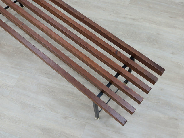 1950s teak slatted bench: panchetta vintage in teak e ferro, banc à lattes en teck, Mid-Century Modern Teakbank, banco de listones de madera maciza.