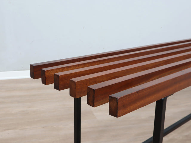 1950s teak slatted bench: panchetta vintage in teak e ferro, banc à lattes en teck, Mid-Century Modern Teakbank, banco de listones de madera maciza.