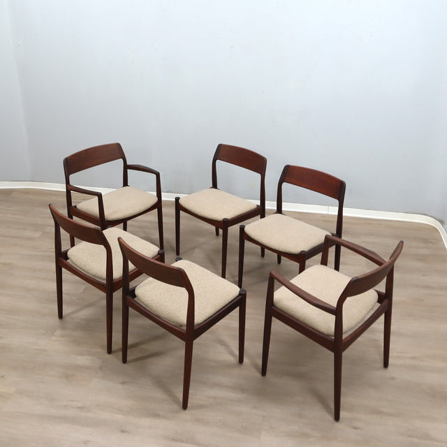Set of 6 1960s Niels Otto Møller Danish solid teak dining chairs in off-white bouclé fabric. Set 6 sedie teak danesi anni 60 bouclé.