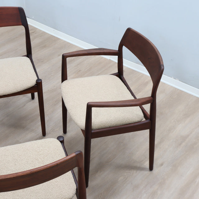Set of 6 1960s Niels Otto Møller Danish solid teak dining chairs in off-white bouclé fabric. Set 6 sedie teak danesi anni 60 bouclé.