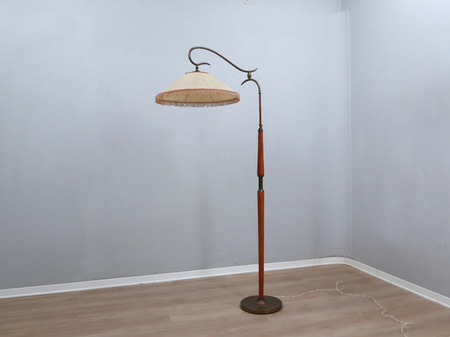 Osvaldo Borsani floor lamp e Lampadaire Osvaldo Borsani in Messing Kirschholz verstellbar e Laiton et bois de cerisier. Adjustable reading lamp anni '50.