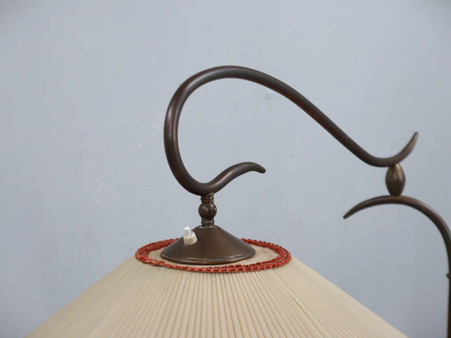mid-century Italian design floor lamp Osvaldo Borsani - Varedo late 1940s.
brass base and stem with solid cherry wood inserts, height-adjustable and includes an extending arm