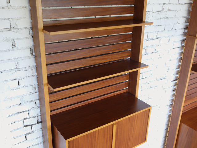 Asymmetric 1950s Italian teak wall unit with slatted back and plywood shelves. Teak Regal, estantería teca, bibliothèque teck, libreria dogat