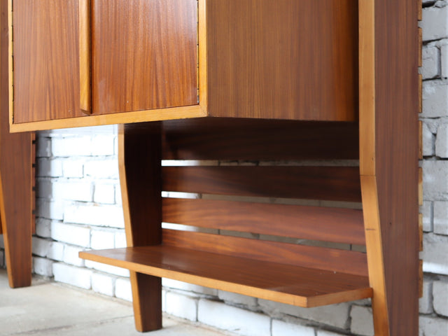 Asymmetric 1950s Italian teak wall unit with slatted back and plywood shelves. Teak Regal, estantería teca, bibliothèque teck, libreria dogat
