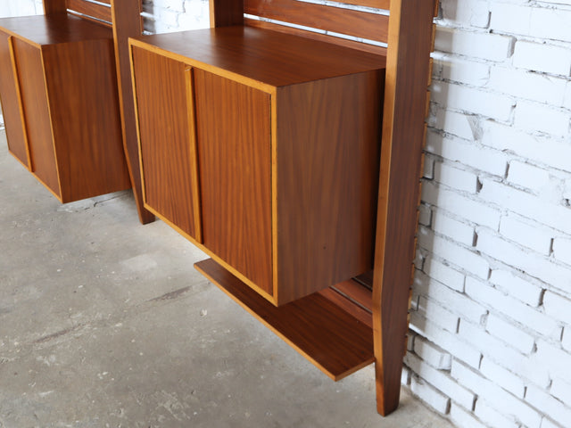 Asymmetric 1950s Italian teak wall unit with slatted back and plywood shelves. Teak Regal, estantería teca, bibliothèque teck, libreria dogat